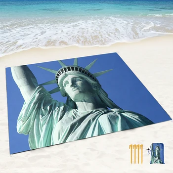 Большое пляжное одеяло с принтом статуи Свободы, водонепроницаемый пляжный коврик, защищенный от песка, легкий прочный коврик для пикника, быстро сохнущий для пляжа Изображение