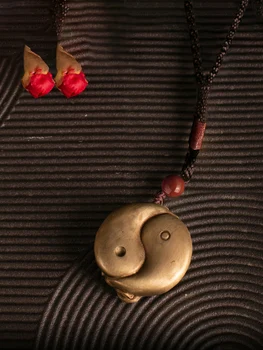 Бронзовый тайцзицюаньский вол Багуа с двойным волом Игровая фигура Античная Бронзовая рука с волом Qiankun из артефакта Изображение
